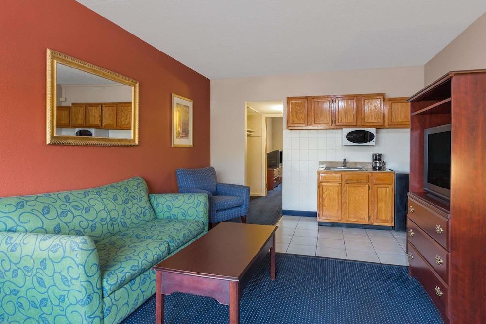 Breeze Inn & Suites, Virginia Beach Exterior photo